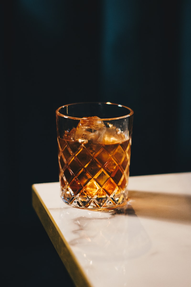 Copo old fashioned com um drink servido em gelo